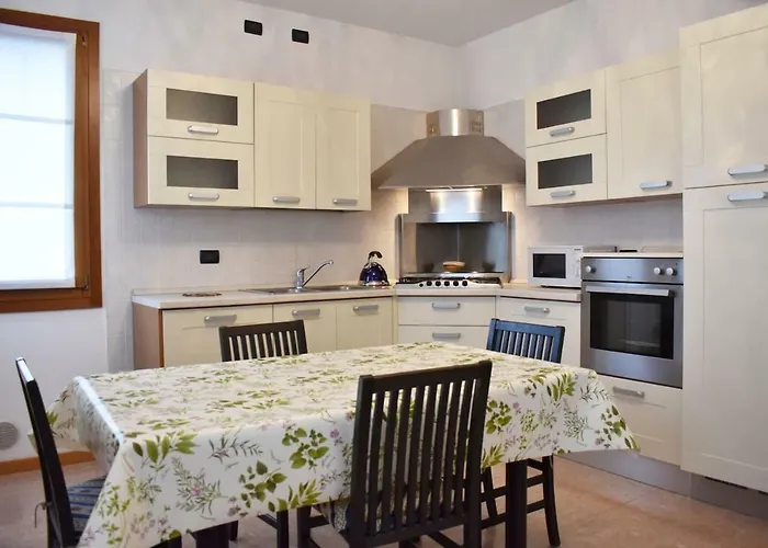 Comfy Apt 2 Bedrooms And Free Parking - Quite Area