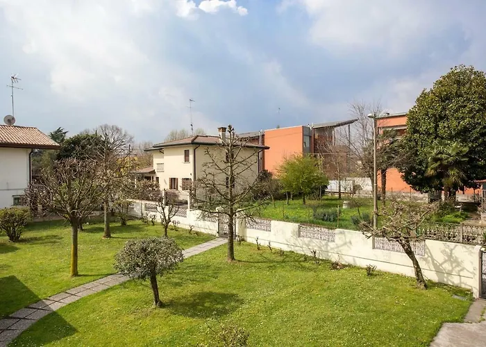 Comfy Apt 2 Bedrooms And Free Parking - Quite Area