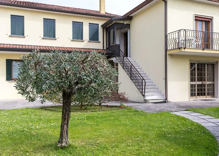 Comfy Apt 2 Bedrooms And Free Parking - Quite Area